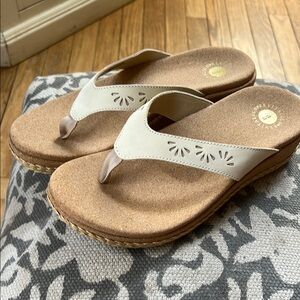 REVITALIGN Tan and White Sandals with Comfort Footbed